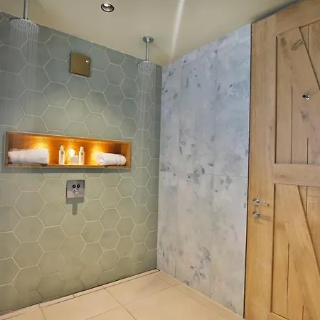 Luxury On The Shores Of Windermere