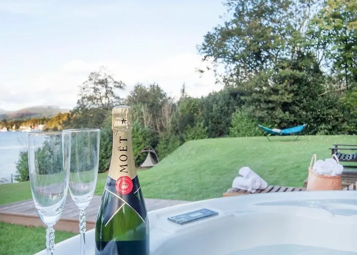 Luxury On The Shores Of Windermere Villa